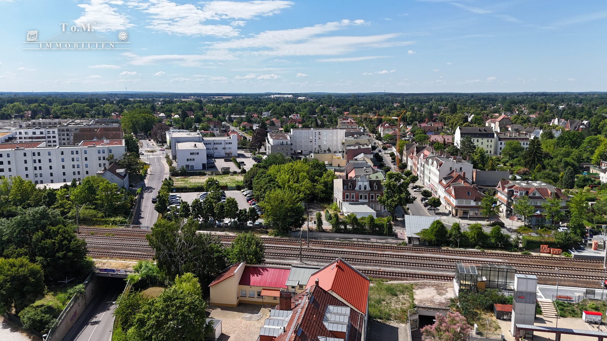 Panorama über Falkensee mit Bahnstrecke im Vordergrund