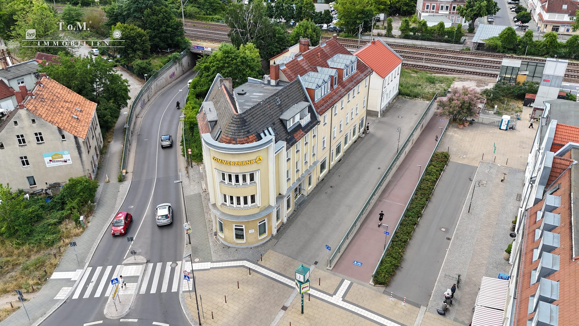 Luftaufnahme der beiden Mehrfamilienhäuser am Bahnhof Falkensee